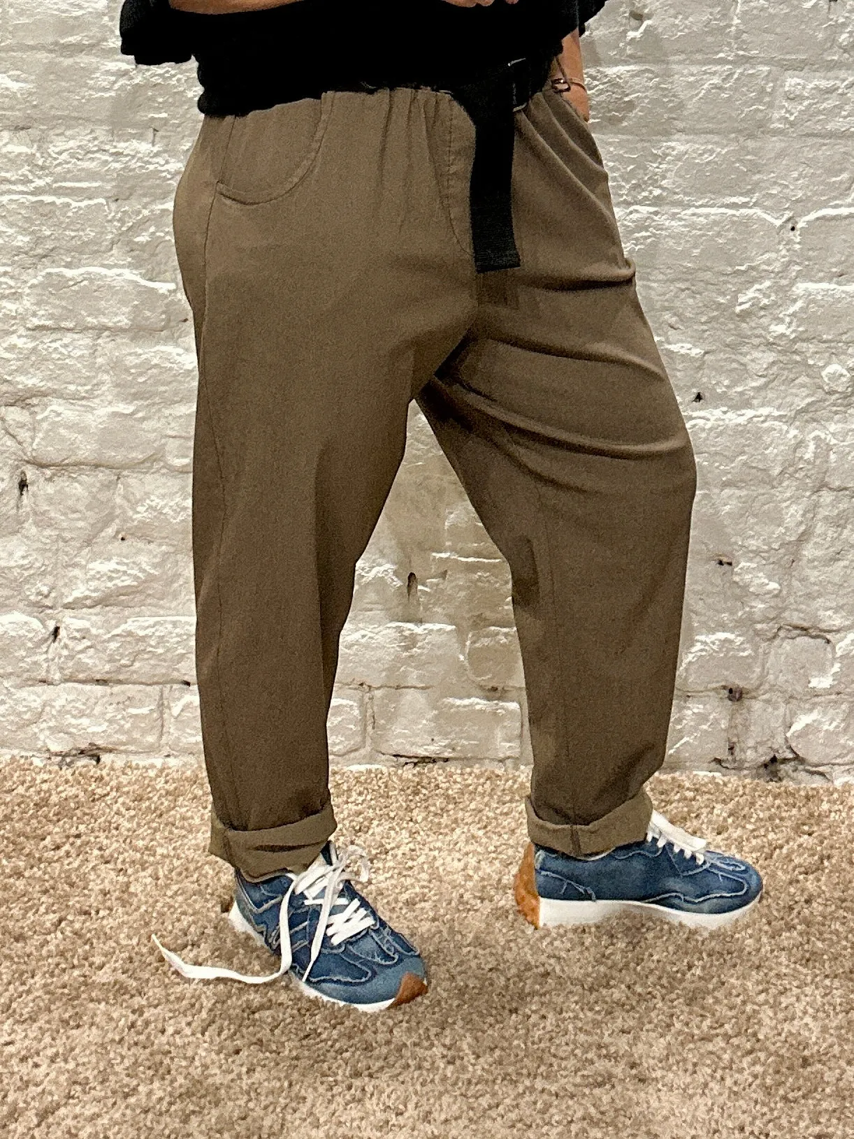 D Style made In Italy Premium Carrot Leg Magic Trouser With Tapered Leg And D Ring Belt
